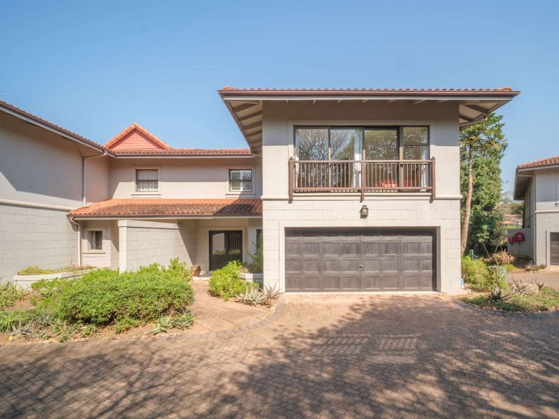 Luxurious 3-Bed Apartment with distant ocean views & a serene coastal atmosphere - Photo 3