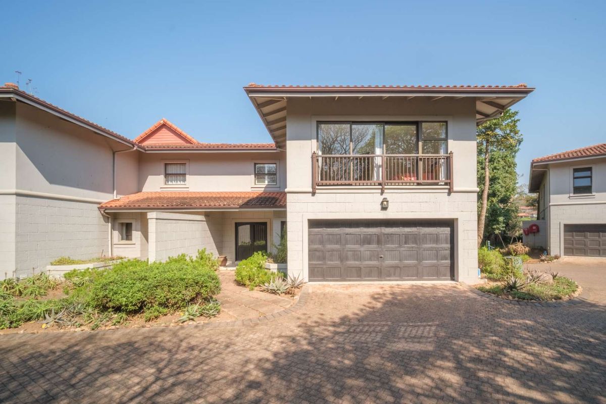 Luxurious 3-Bed Apartment with distant ocean views & a serene coastal atmosphere - Photo 3
