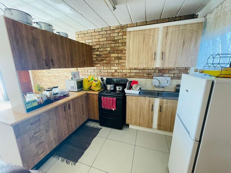 Effortless Style: Modern 2BR with Open-Plan Kitchen - Photo 2