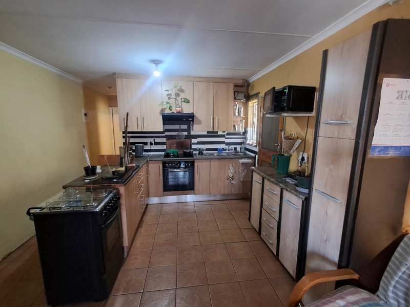 Charming 2-Bedroom Home with Modern Kitchen in Rabie Ridge - Photo 2