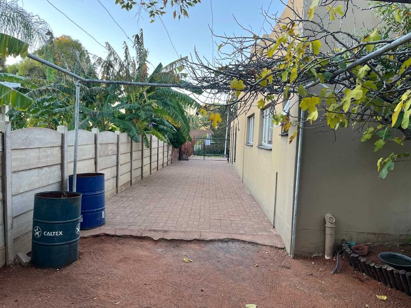 Spacious 3-Bedroom Home with Business Potential – Prime Location! - Photo 8