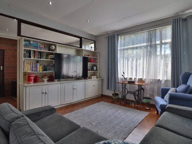 A beautifully presented upper-level apartment is now available at Holland Hill, Clarendon - Photo 6