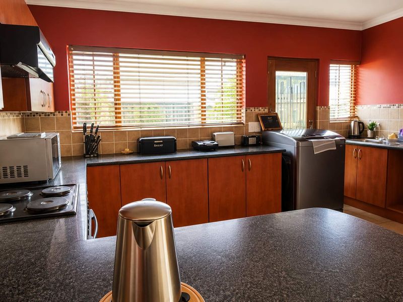 Elegant 3-Bedroom Family Home with Balcony & Garden - Photo 3