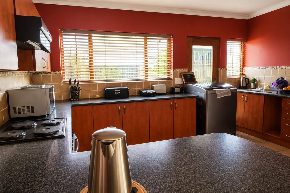 Elegant 3-Bedroom Family Home with Balcony & Garden - Photo 3