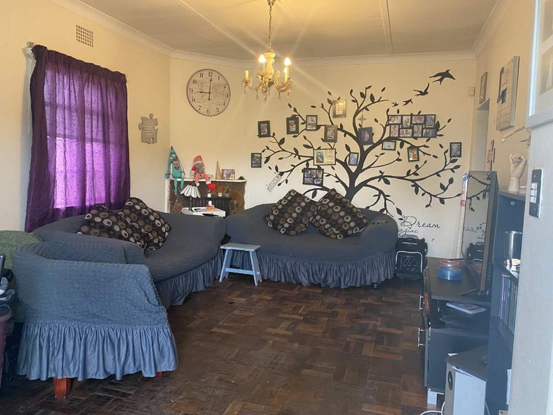 Charming 3 Bedroom home with splash pool for sale - Photo 2