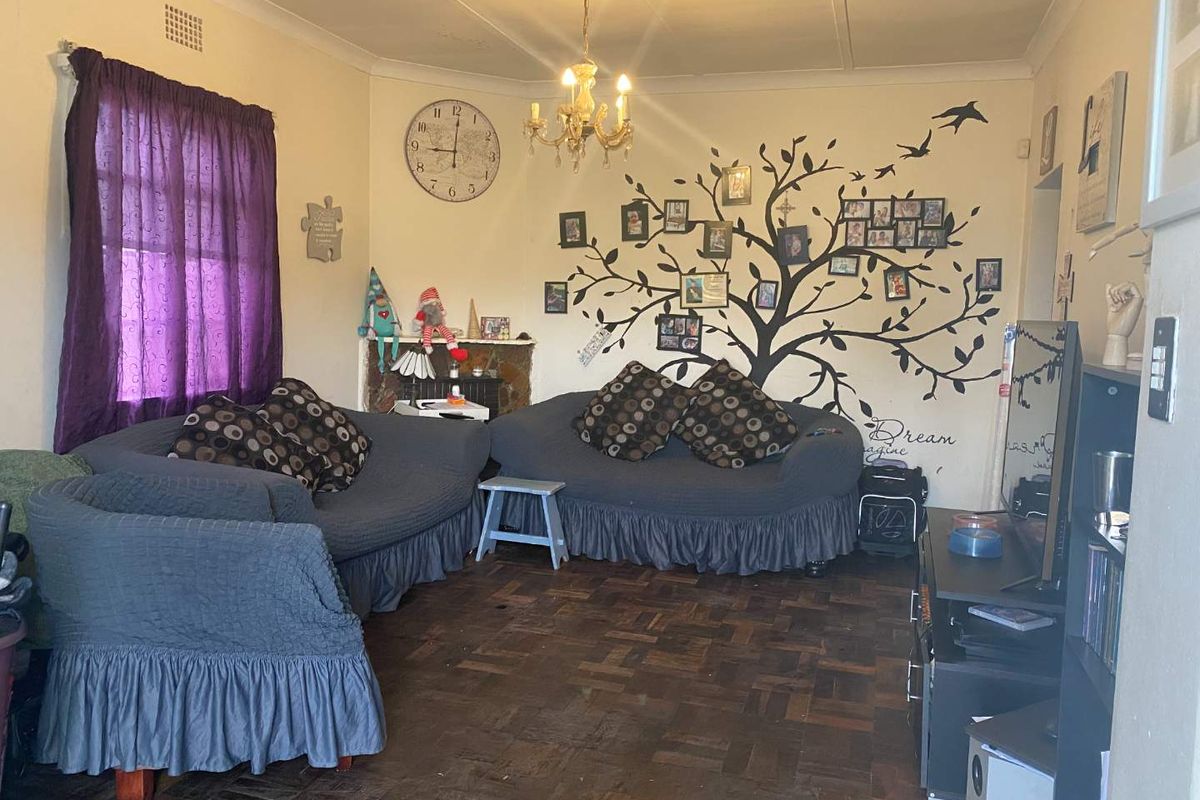 Charming 3 Bedroom home with splash pool for sale - Photo 2