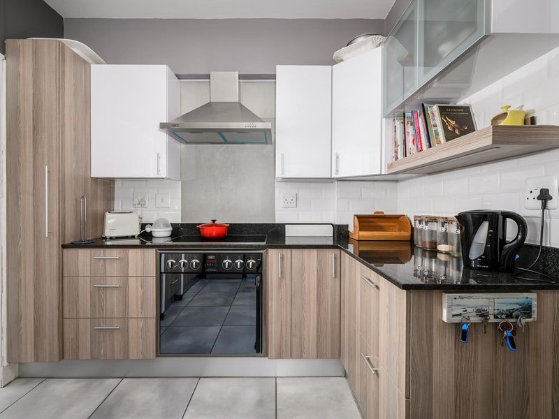 Spacious unit with lots of extras and a sea view - Photo 10