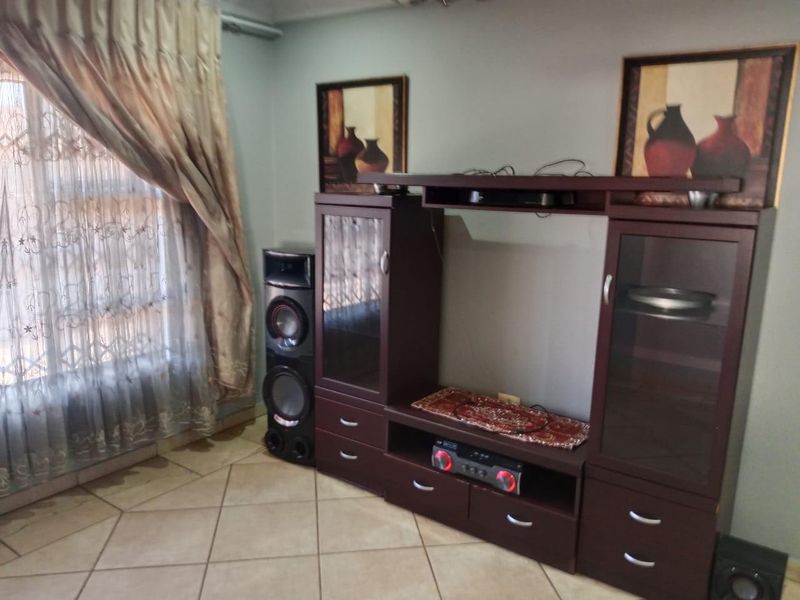 Beautiful and modern home - Photo 10