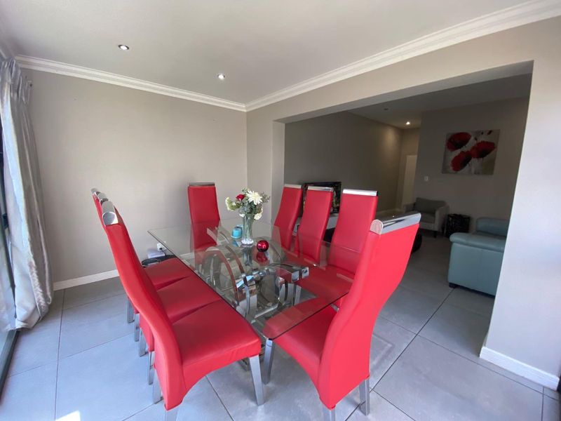 Spacious 3-Bedroom, 2-Bathroom Home with Double Garage and Private Garden - Photo 5