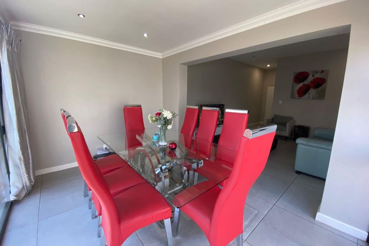 Spacious 3-Bedroom, 2-Bathroom Home with Double Garage and Private Garden - Photo 5