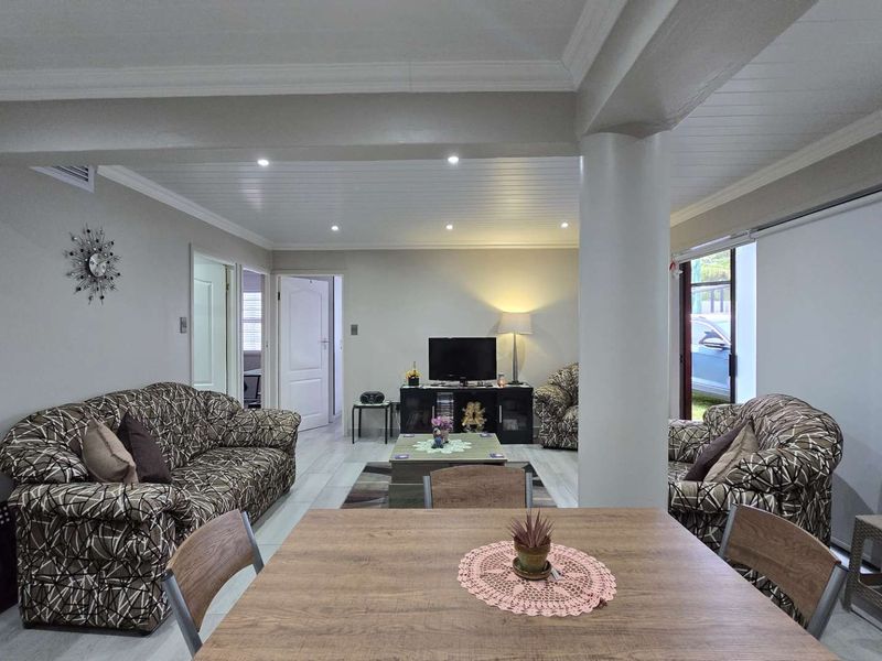 Refurbished Townhouse with bachelors flat - Photo 8