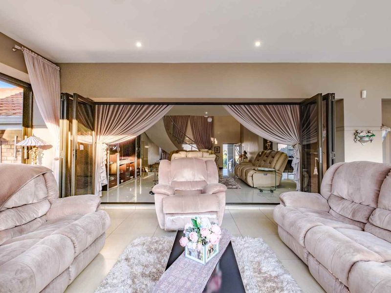 5 Bedroom House for Sale in Blue Saddle Ranches. - Photo 9