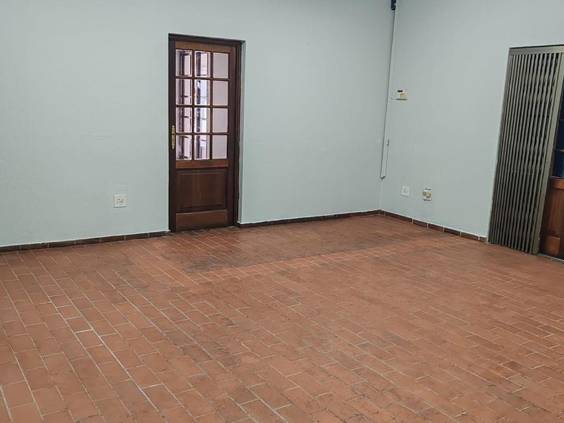 Prime Office Space Available for Lease - Secure and Accessible Location - Photo 9