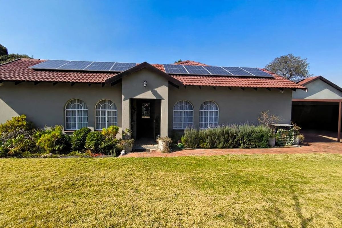 Granny Flat & FREE electricity! - Photo 2