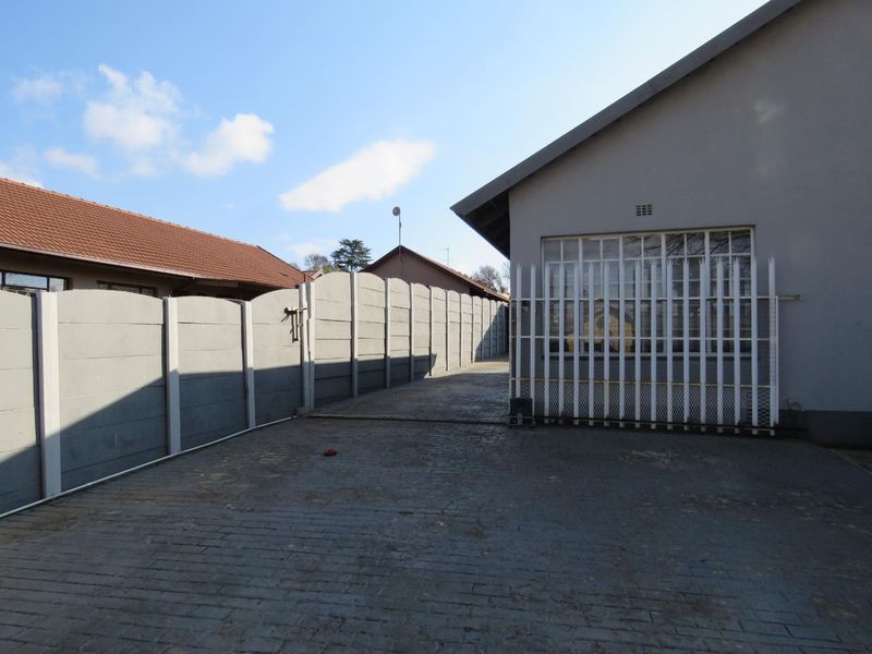 Spacious Family Home with a Separate 2-Bedroom Flatlet - Photo 2