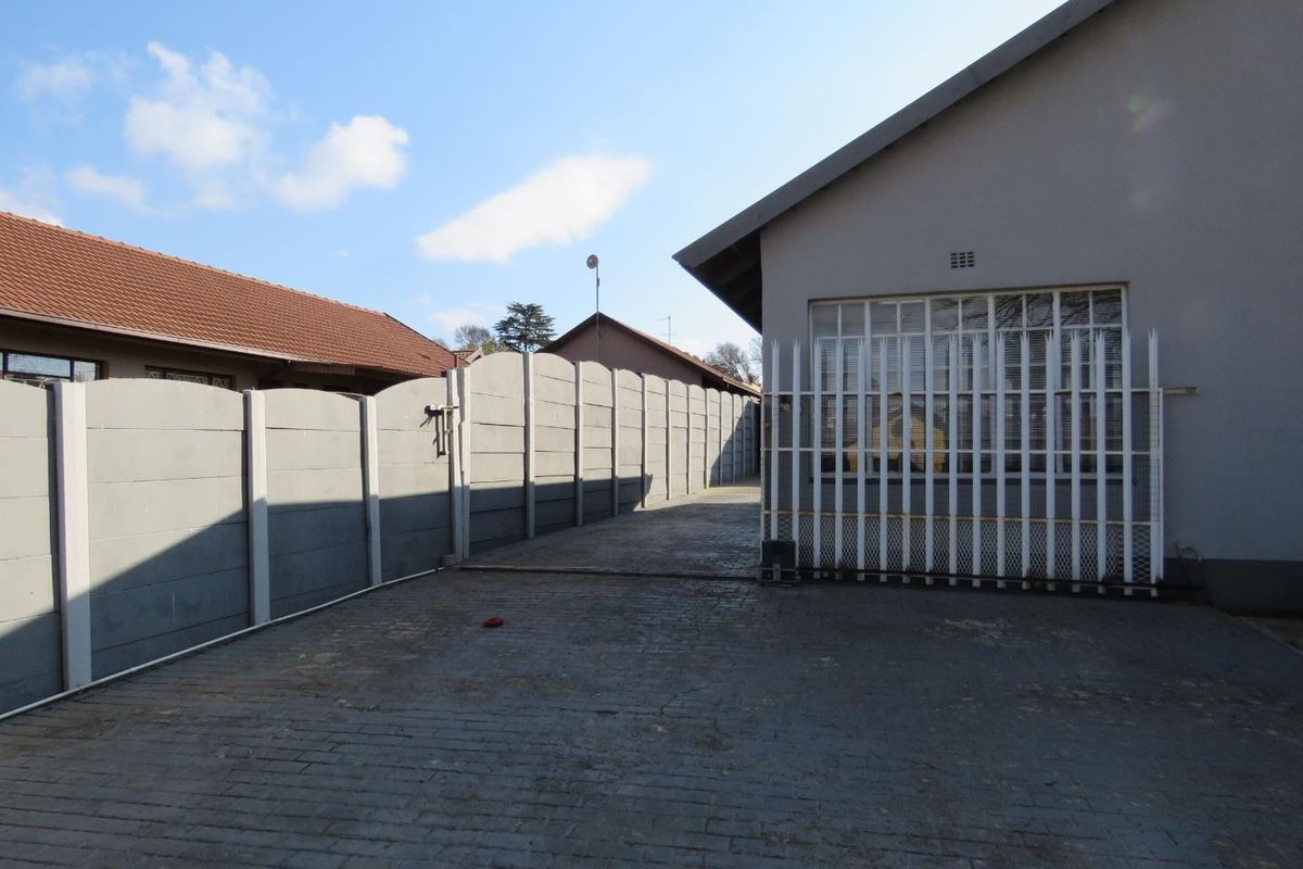 Spacious Family Home with a Separate 2-Bedroom Flatlet - Photo 2