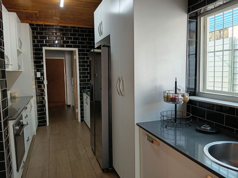 Olympia - Spacious 4 bedroom home to let with huge yard. - Photo 3