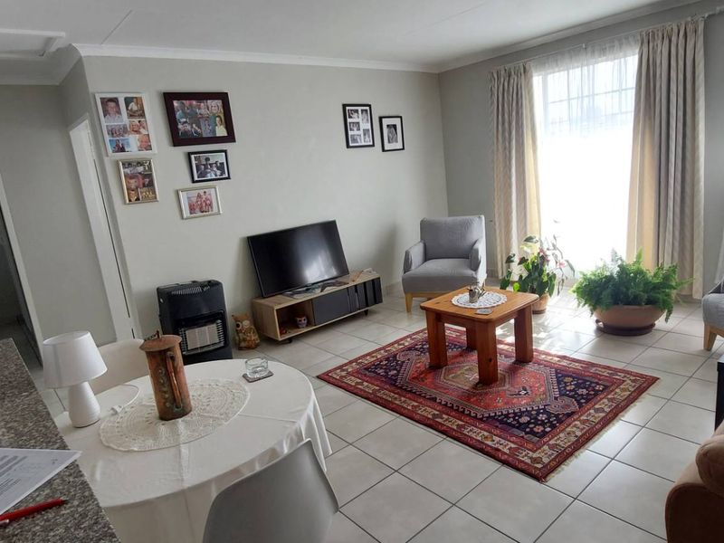 Charming 2 Bed Corner Unit - Photo 1