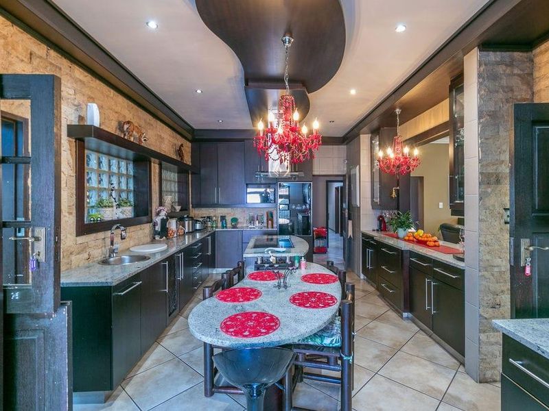 Expansive Multi-Generational Double Storey Home with Exceptional Entertainment Living in Glen Marais - Photo 10