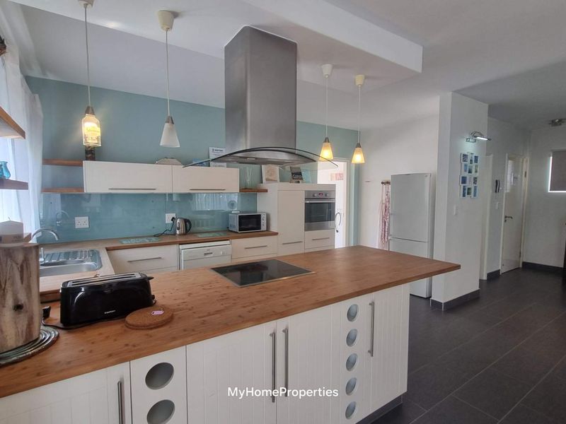 Spacious 3 Bedroom Townhouse with Rooftop Ocean View Terrace & Double Garage - Photo 8