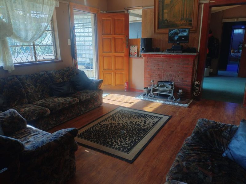 Spacious Escombe Home with Flatlet and Pool - Photo 4