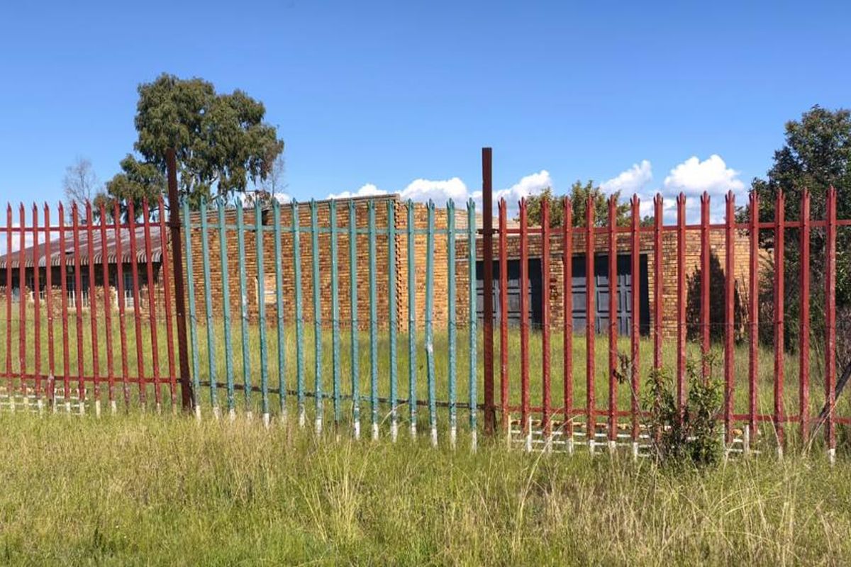 An excellent investment opportunity to transform this spacious 3-bedroom home into your ideal property. - Photo 4