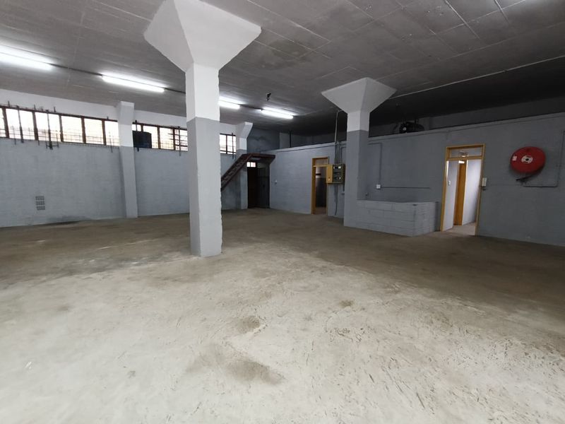 NEWLY REFURBISHED INDUSTRIAL UNIT WITH SMALL YARD TO LET – 399m2 - Photo 9