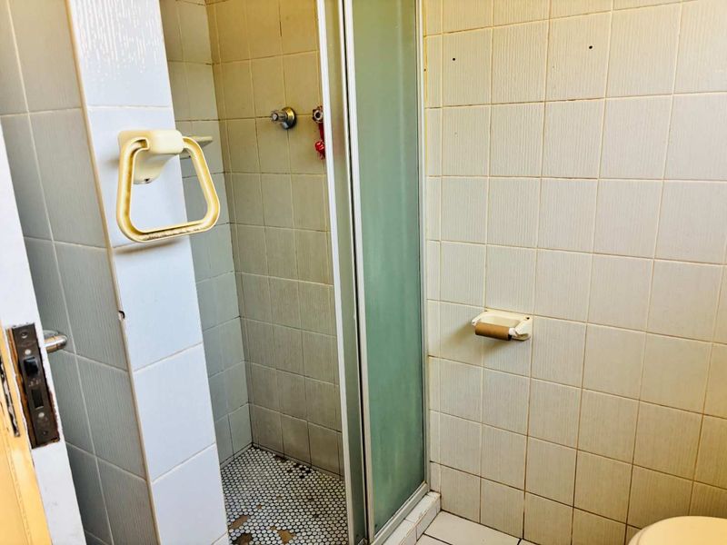Spacious 5-Bedroom House with Pool for Sale in Quiet Street - Photo 9