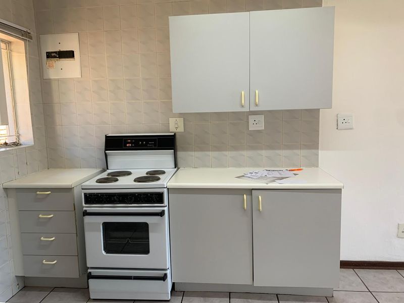 ** Welcome to your new home ** - Photo 6