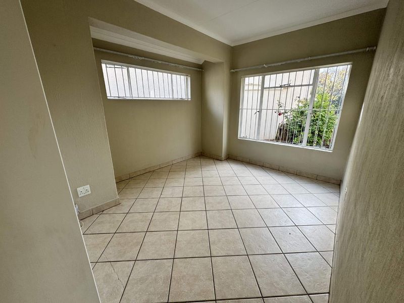 Spacious & Pet-Friendly 3 Bedroom Townhouse with Large Garden and Modern Comforts - Photo 9
