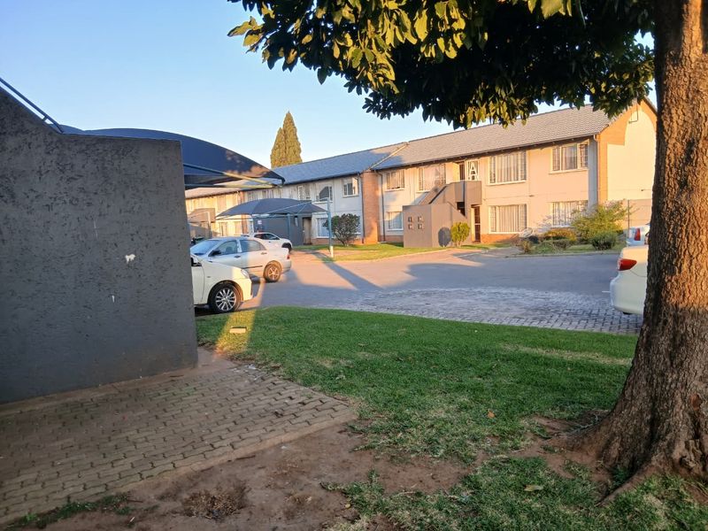 GROUND FLOOR UNIT... LOCK AND GO!!!! - Photo 4