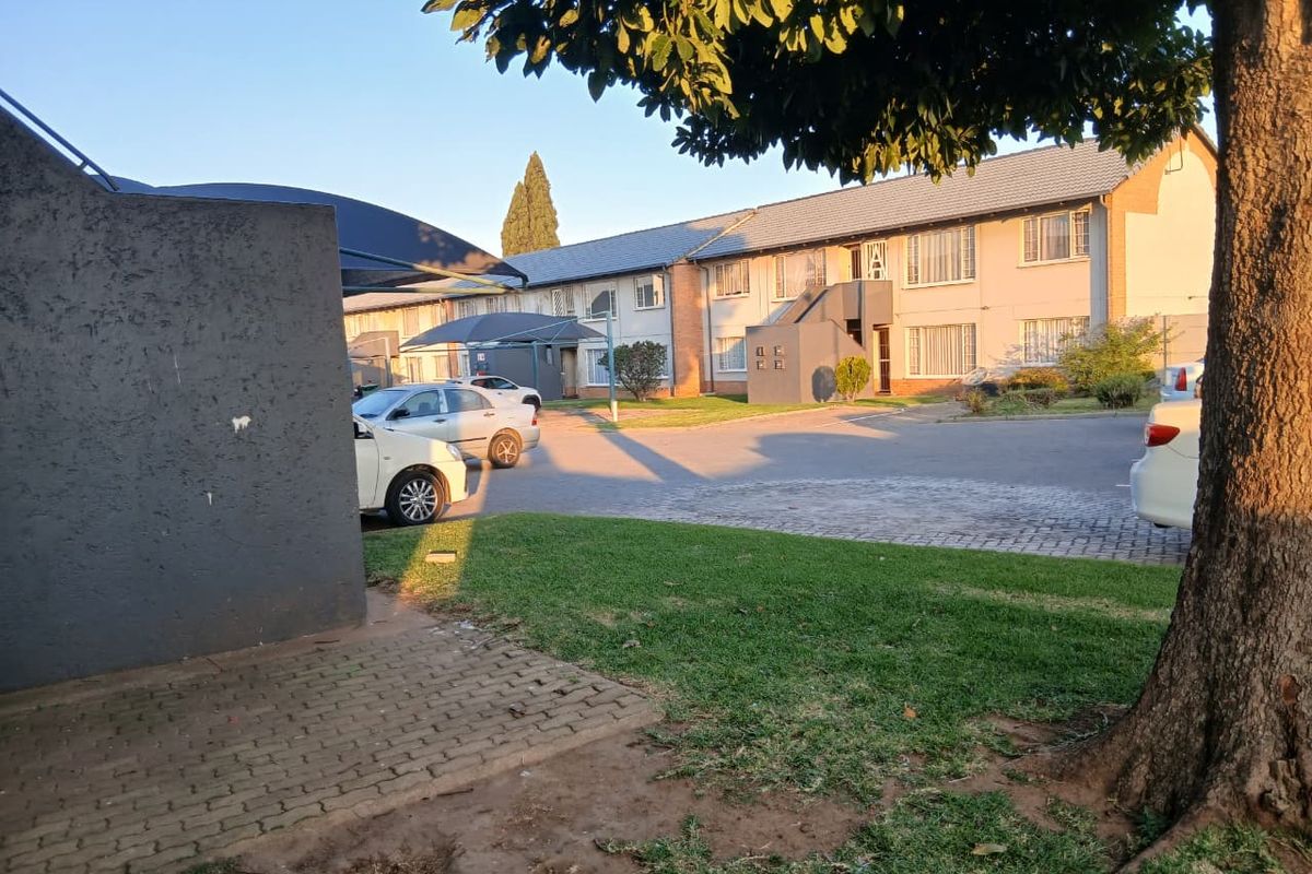 GROUND FLOOR UNIT... LOCK AND GO!!!! - Photo 4