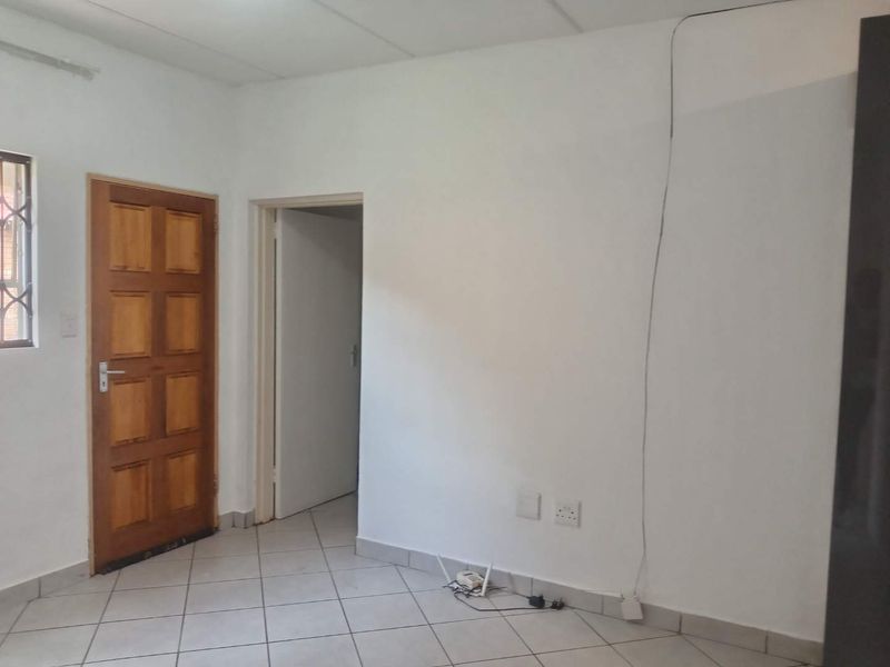 TWO BEDROOM TOWNHOUSE FOR SALE IN DAWN PARK - Photo 8