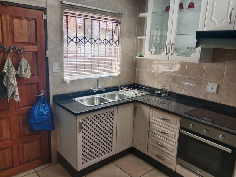 Beautiful and modern home - Photo 5