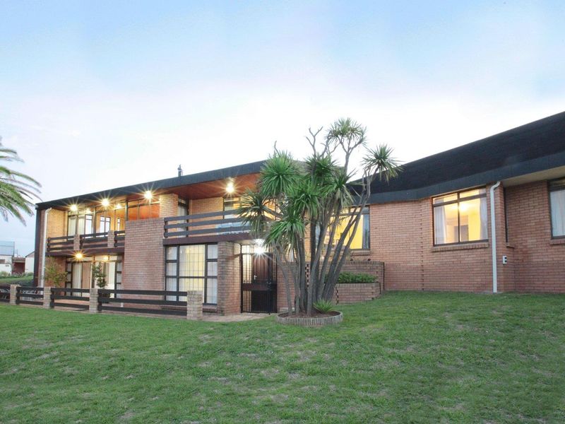 Large 4 Bedroom Home with 1 bedroom apartment to let In Welgemoed - Photo 3