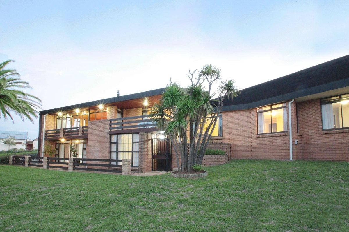 Large 4 Bedroom Home with 1 bedroom apartment to let In Welgemoed - Photo 3