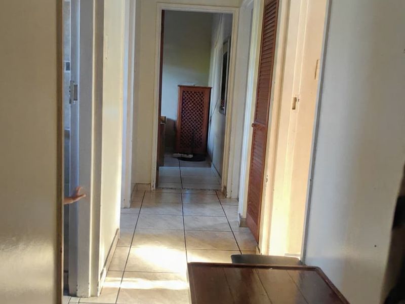 Charming 3-Bedroom Family Home with Pool in Safe Street - Photo 4