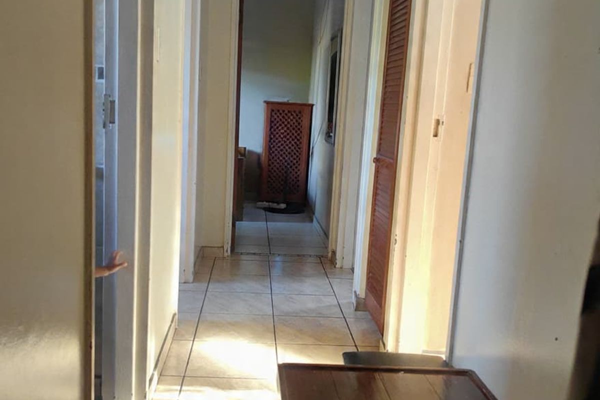 Charming 3-Bedroom Family Home with Pool in Safe Street - Photo 4