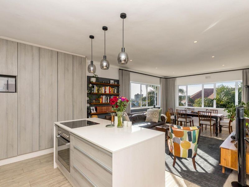 Sunny Top-Floor Corner Apartment with Lock-Up Garage - Photo 1