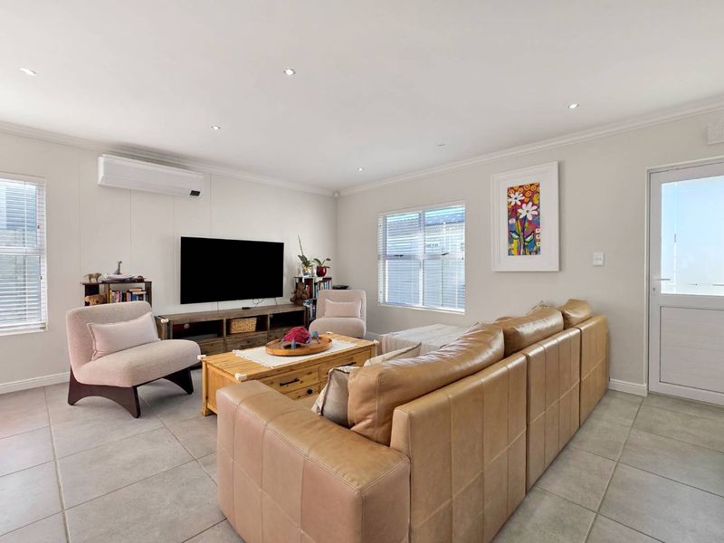 Three bedroom house to rent in Sunningdale - Photo 2