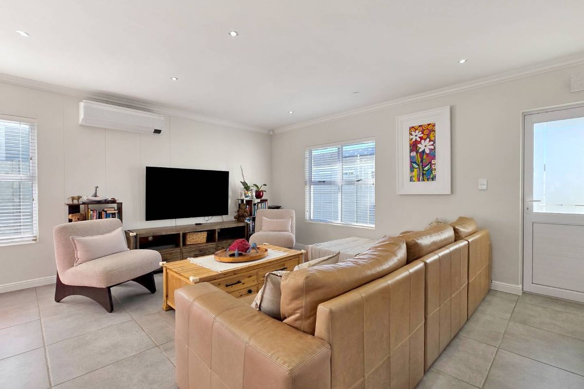 Three bedroom house to rent in Sunningdale - Photo 2