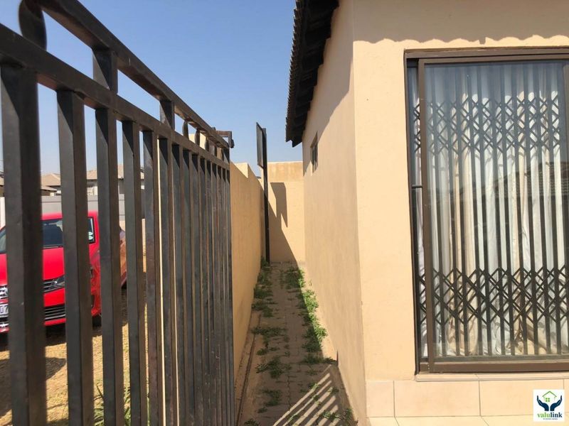Riverside View - R 900000!! - Photo 2