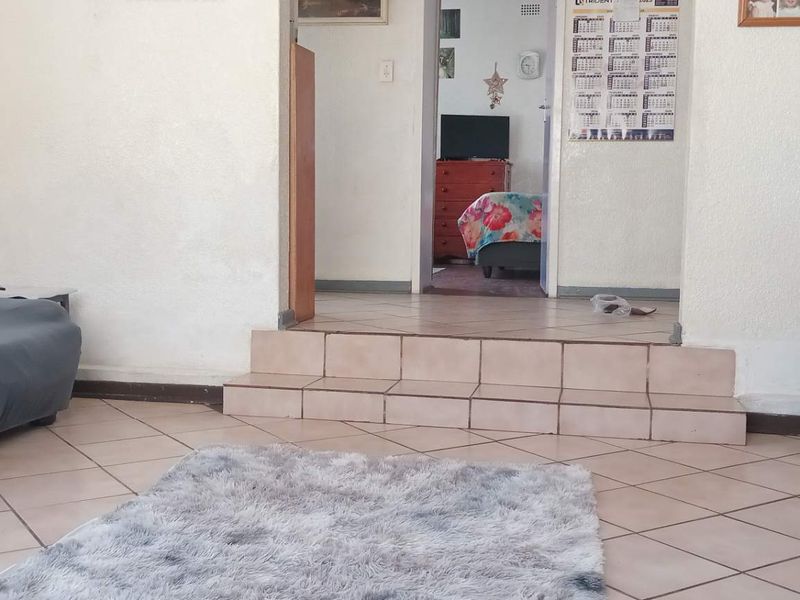 Very Neat and Secure Family Home with a Cottage - Photo 3