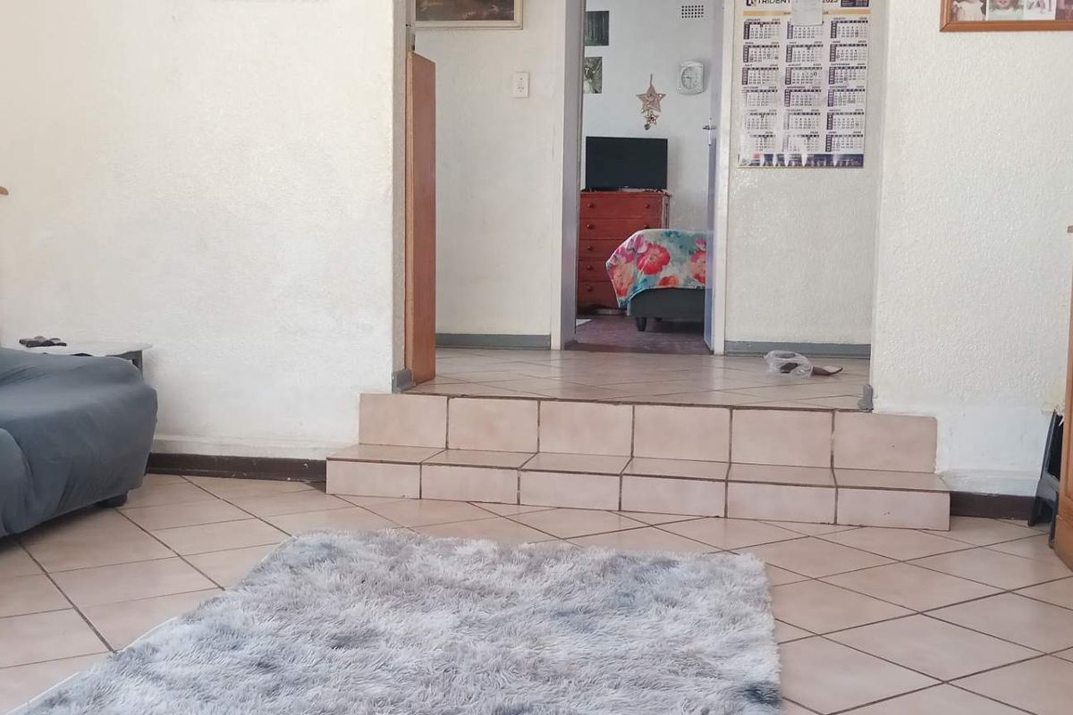 Very Neat and Secure Family Home with a Cottage - Photo 3