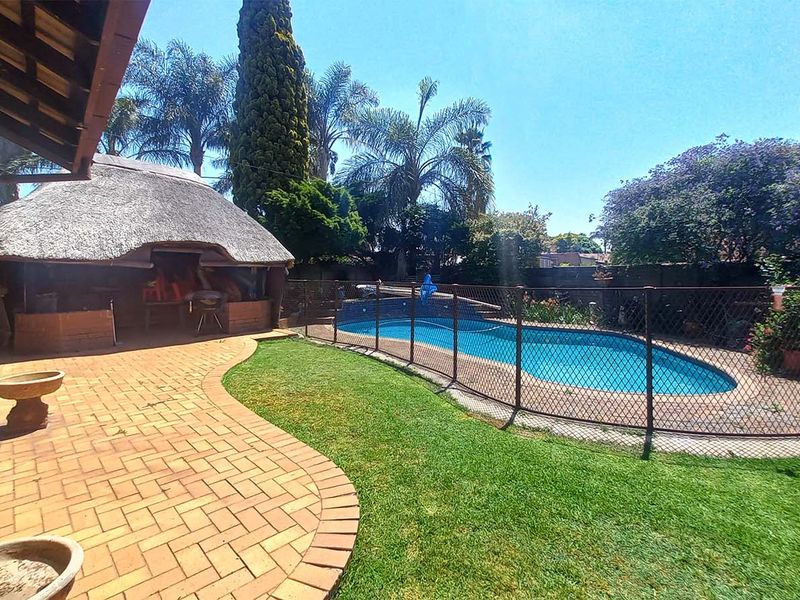 Lovely 3 Bedroom Family Home with Pool & Flatlet in Secure Boomed Area Edleen - Photo 2
