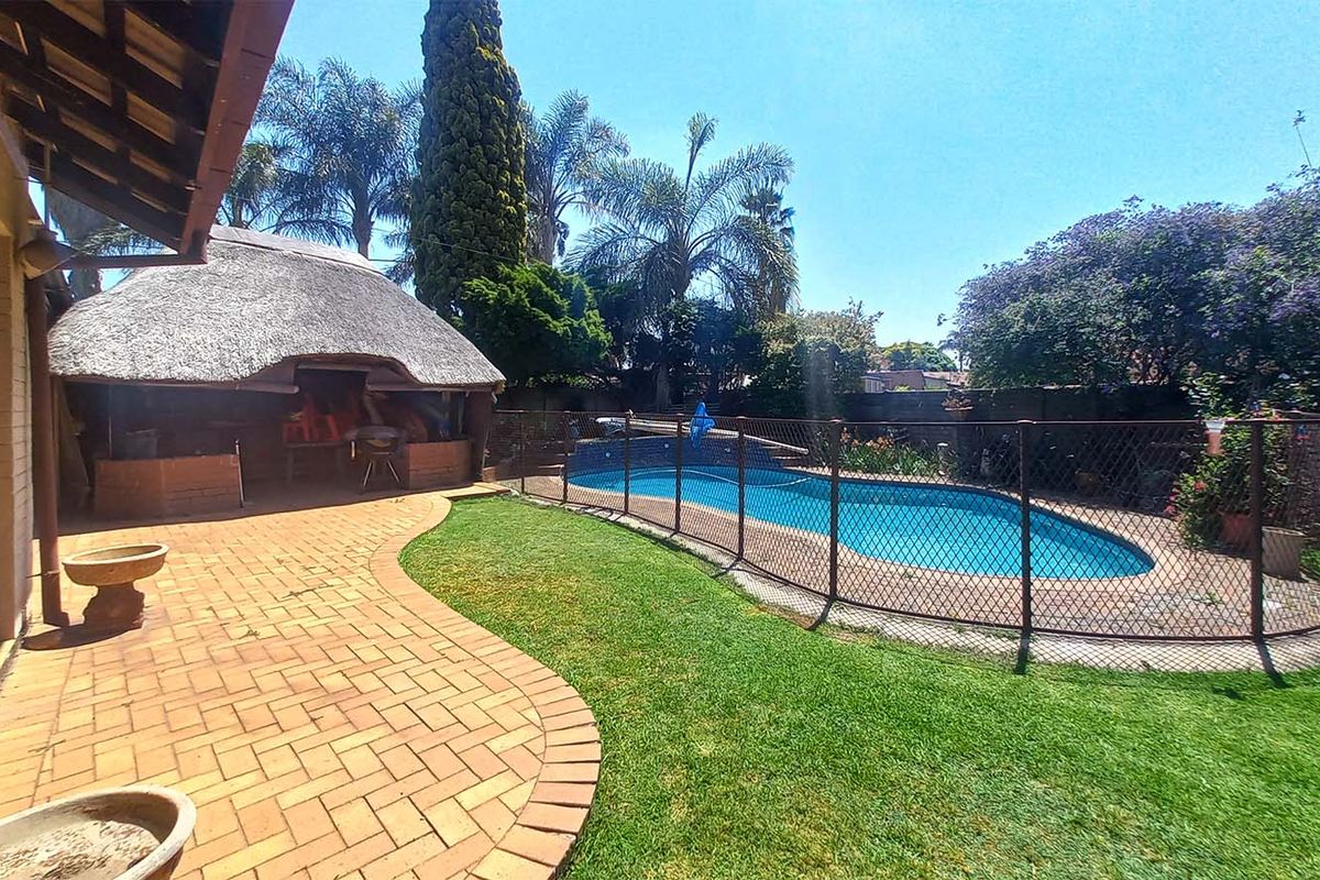 Lovely 3 Bedroom Family Home with Pool & Flatlet in Secure Boomed Area Edleen - Photo 2