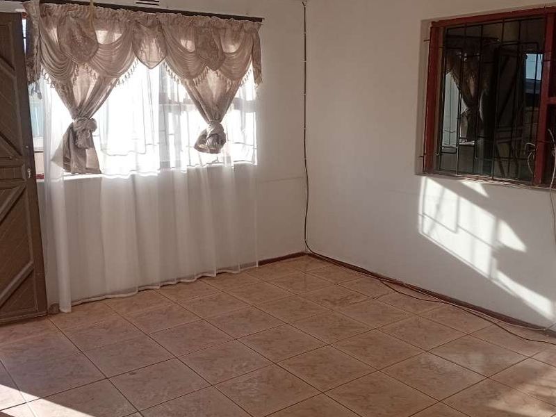 3 Bedroom House for Rent in Phakamisa, Khayelitsha - Photo 5