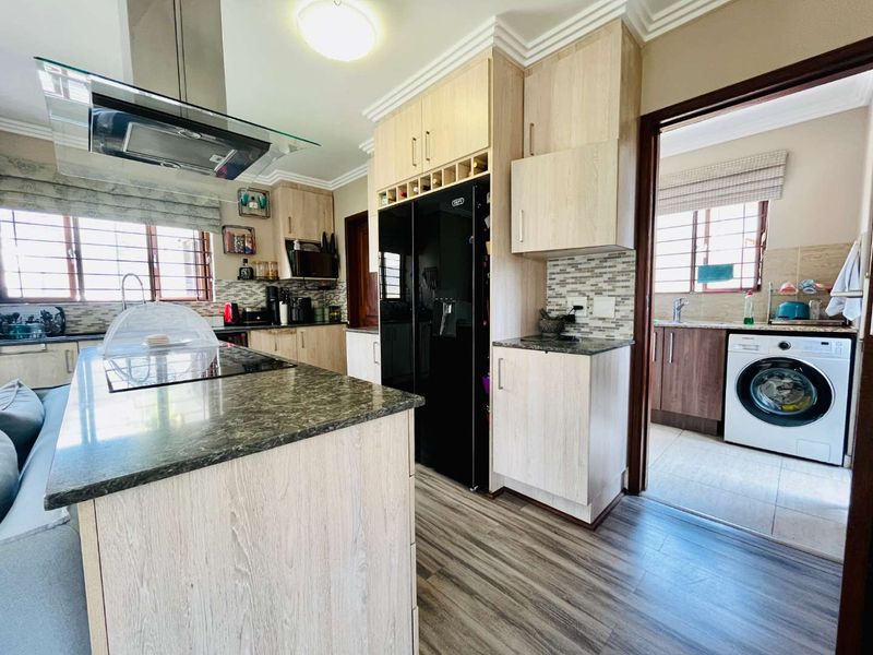 Prime 5-Bedroom Property in a Sought-After Woodlands Estate, Barbeque Downs - Photo 9