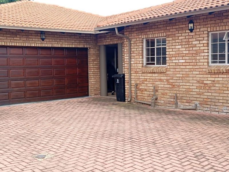 Charming three bedroom Townhouse with Modern Amenities - Photo 2