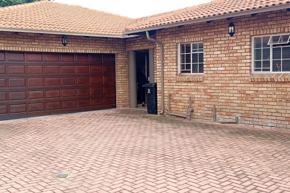 Charming three bedroom Townhouse with Modern Amenities - Photo 2
